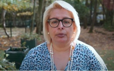 Como podem as escolas e a sociedade promover uma educação inclusiva