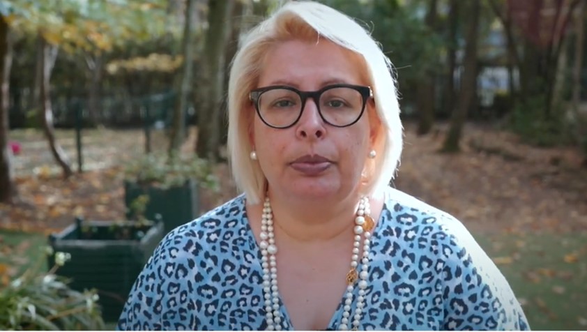 Como podem as escolas e a sociedade promover uma educação inclusiva